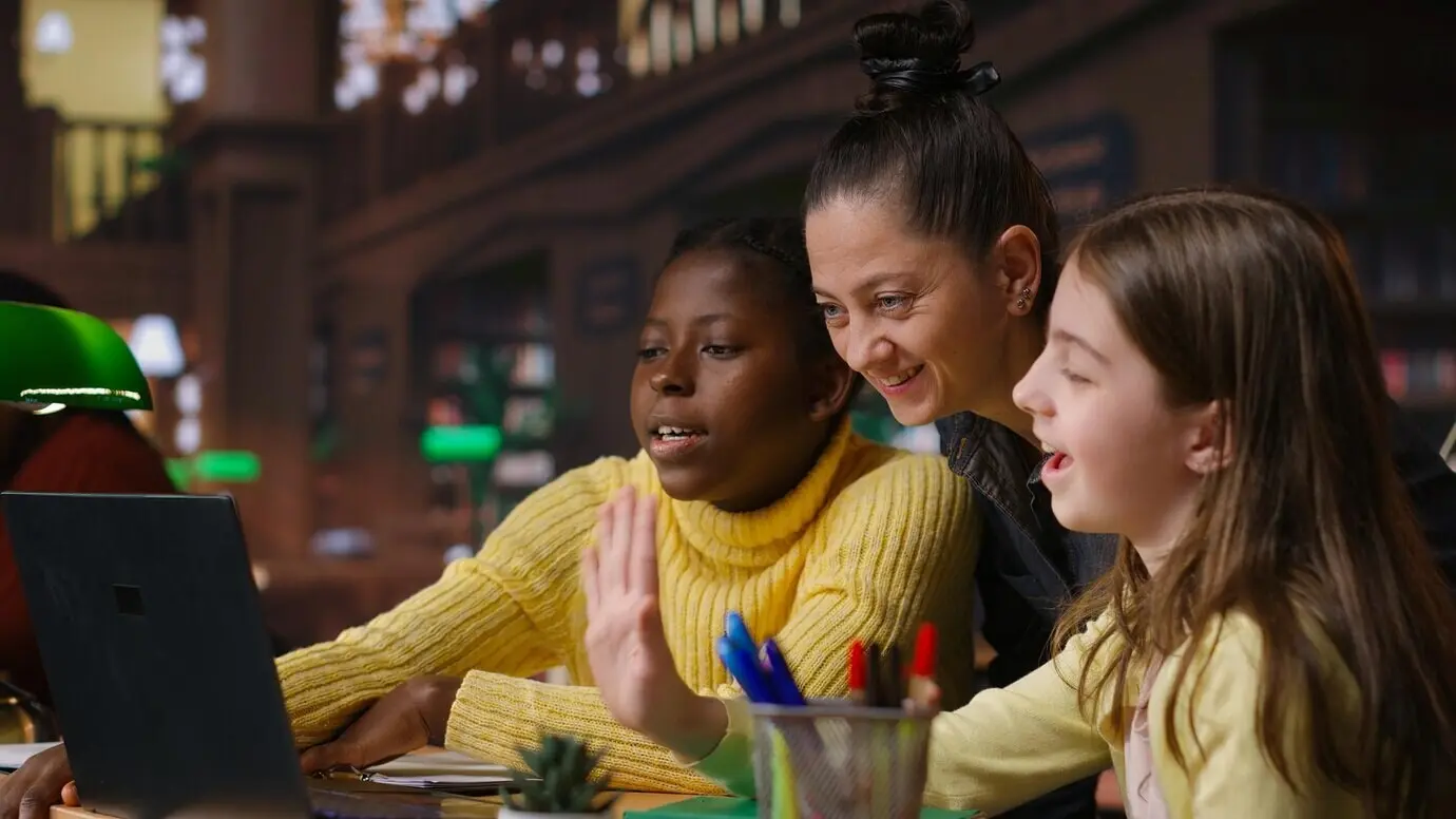 도서관에서 멘토와 함께 원격 학습에 참여 중인 다민족 학자들