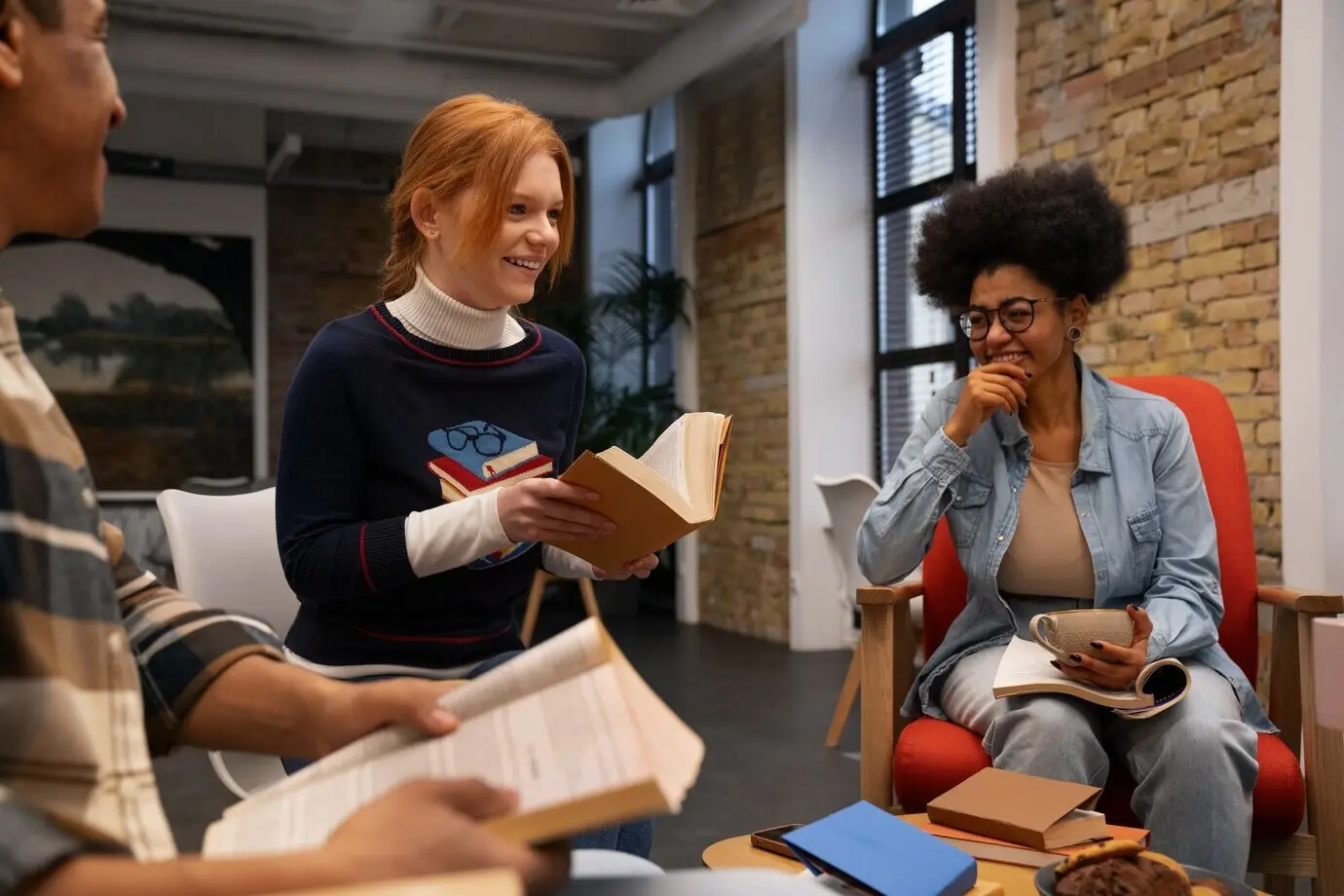 현실감 있는 독서 모임 장면