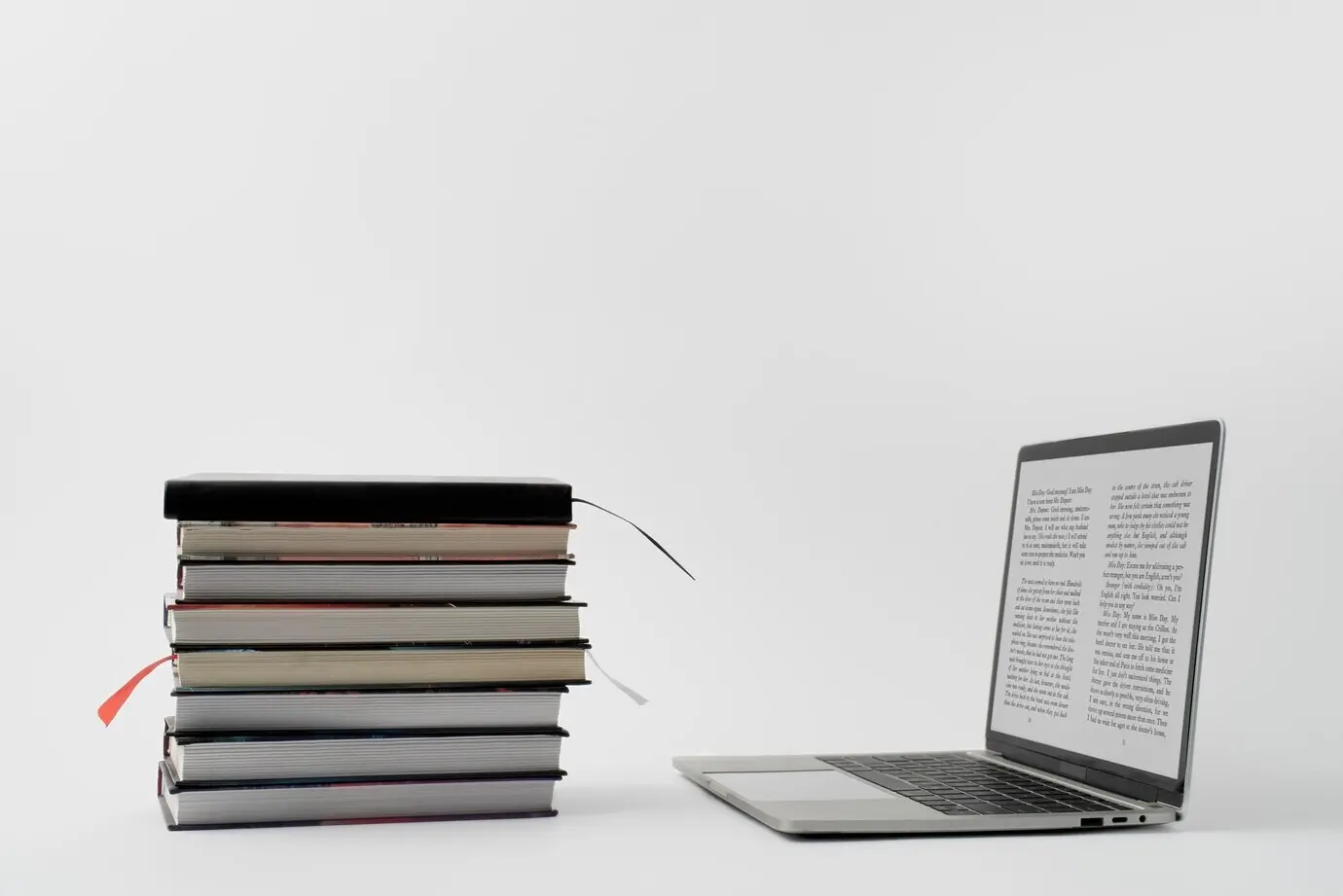 노트북과 책들의 모음