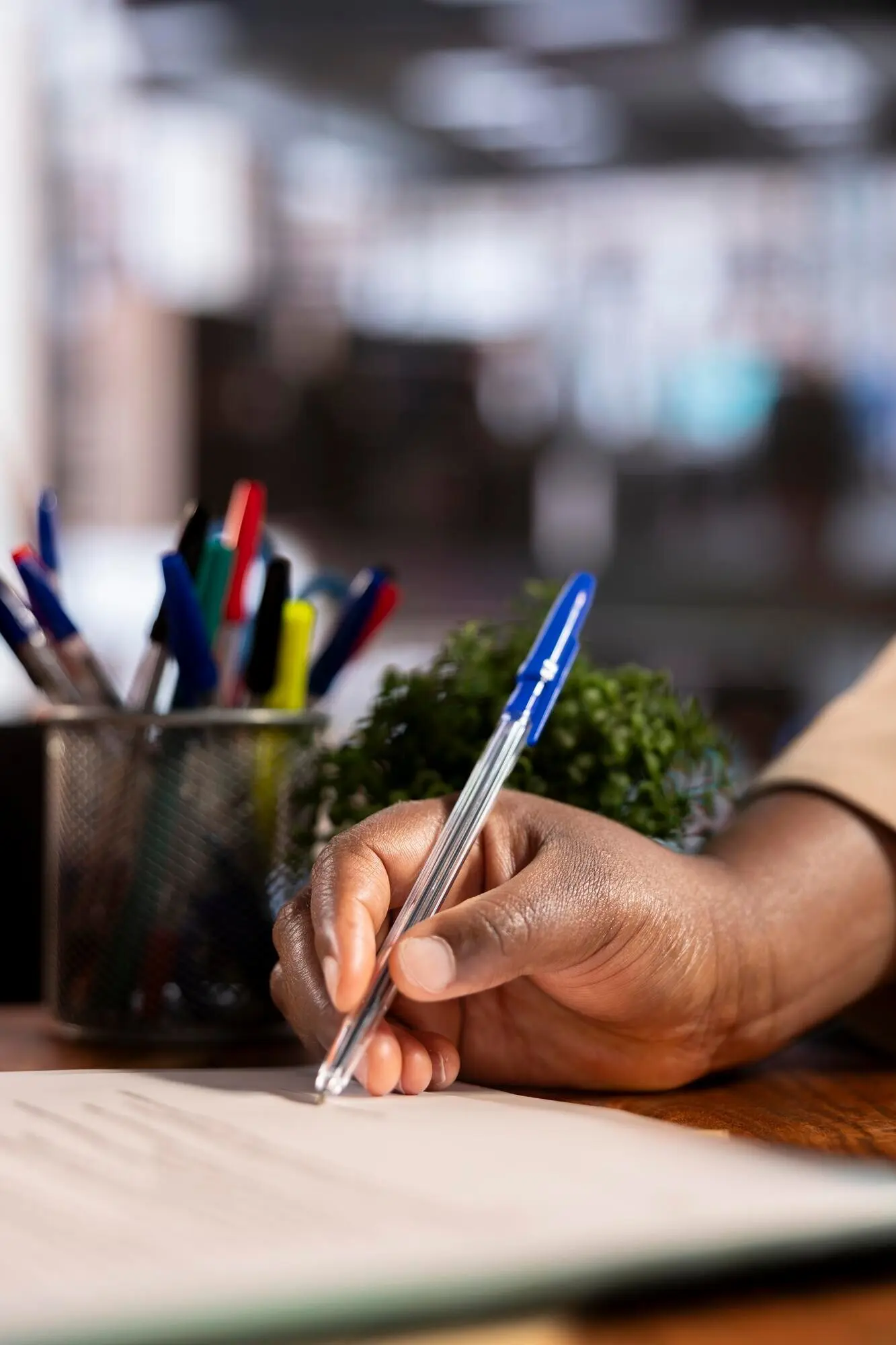 다문화 사무실에서 협약서에 서명하는 다양한 여성 사업가들