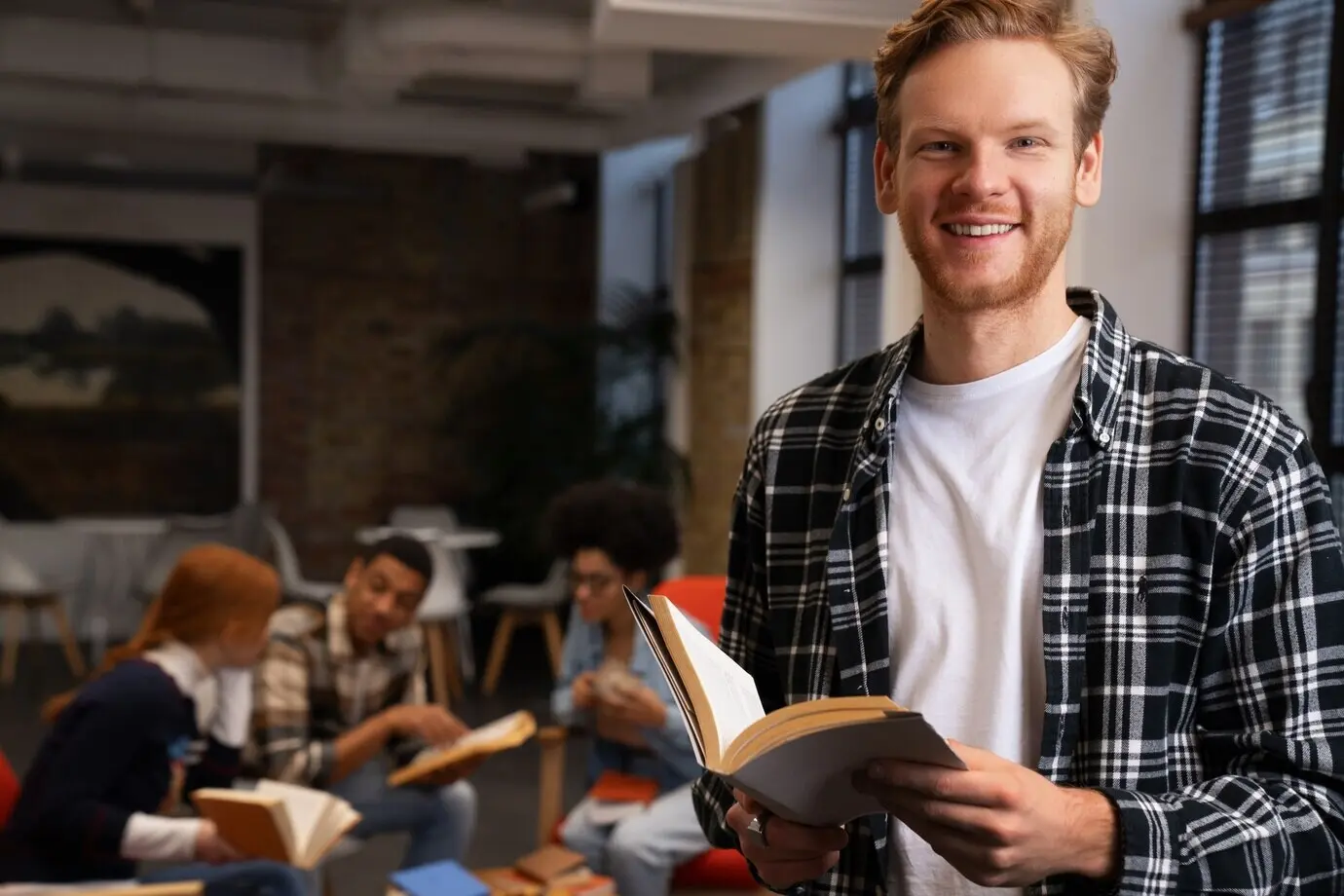 사실적인 독서 모임 장면